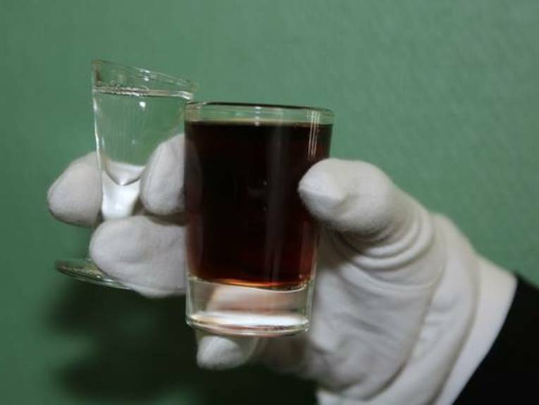 Gläser in einer Hand. 